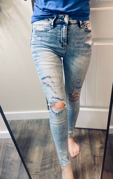 Vervet Lightwash Distressed Denim
