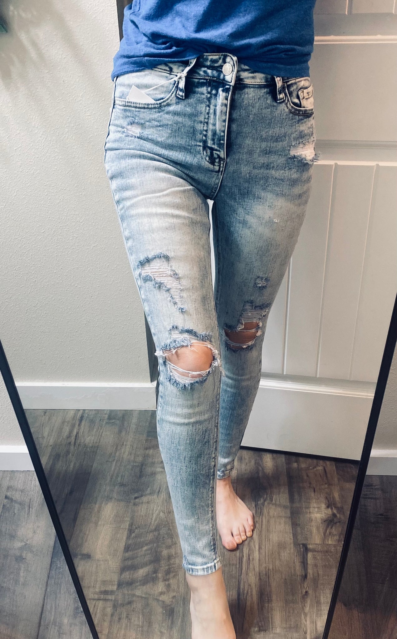 Vervet Lightwash Distressed Denim